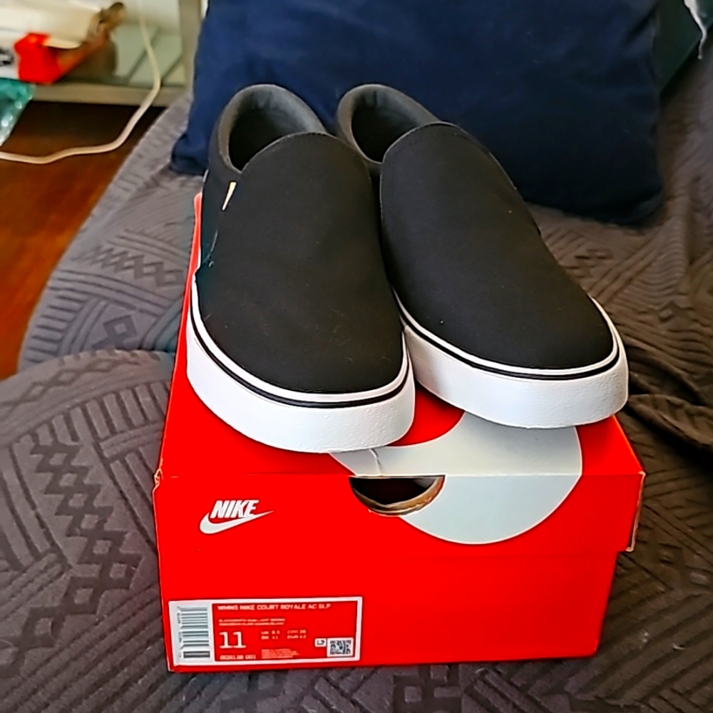 Womens Nike size 11